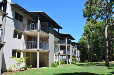 32 / 15 Rainbow Shores Unit Overlooking Bushland With Shared Swimming Pool Spa & Tennis Court - Accommodation QLD 5