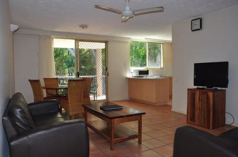 32 / 15 Rainbow Shores Unit Overlooking Bushland With Shared Swimming Pool Spa & Tennis Court - Accommodation QLD 1
