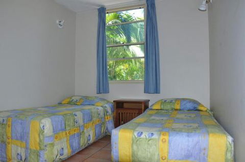 32 / 15 Rainbow Shores Unit Overlooking Bushland With Shared Swimming Pool Spa & Tennis Court - Accommodation QLD 2