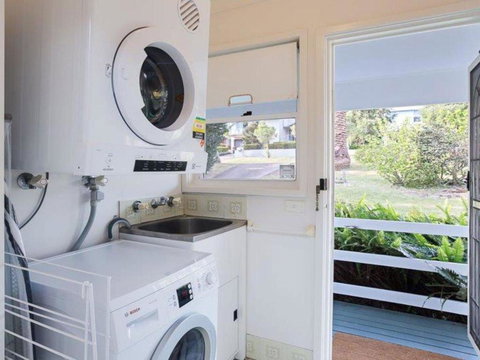 Castaways 36 Cromarty Road Beachfront House - Accommodation QLD 5