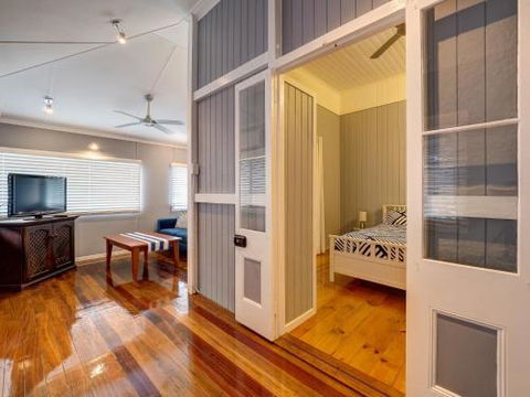 Sublime Beachfront Queenslander On The Esplanade - Accommodation QLD 4
