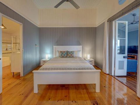 Sublime Beachfront Queenslander On The Esplanade - Accommodation QLD 2