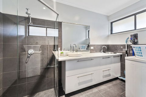 Lake Escape On Pool Avenue - Accommodation QLD 3