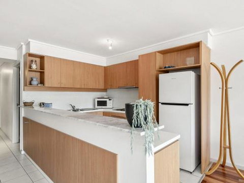 APARTMENT 23 PACIFIC APARTMENTS Sit On The Deck & Soak In The View - Accommodation QLD 3