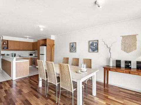 APARTMENT 23 PACIFIC APARTMENTS Sit On The Deck & Soak In The View - Accommodation QLD 6