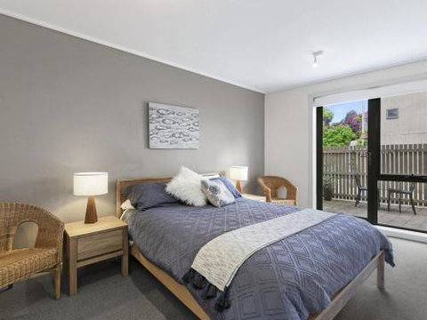 APARTMENT 23 PACIFIC APARTMENTS Sit On The Deck & Soak In The View - Accommodation QLD 2