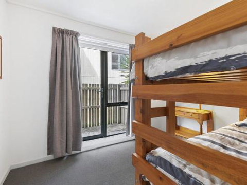 APARTMENT 23 PACIFIC APARTMENTS Sit On The Deck & Soak In The View - Accommodation QLD 1