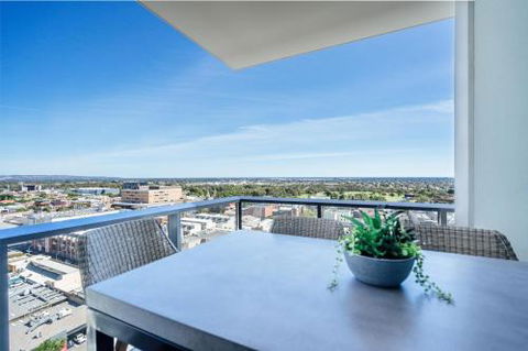 A Cut Above The West Pool Rooftop Bar Gym Wifi - Accommodation QLD 1