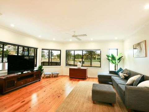 River Breeze 60 Wooli Street Yamba. Linen Unlimited Wi Fi Just Listed. - Accommodation QLD 3