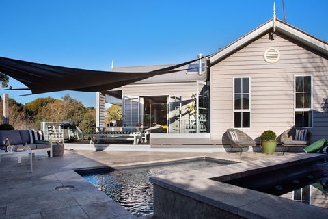 Florence - Accommodation QLD 3