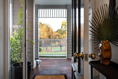 Florence - Accommodation QLD 1