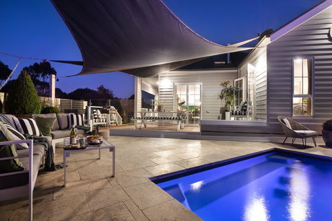 Florence - Accommodation QLD 4