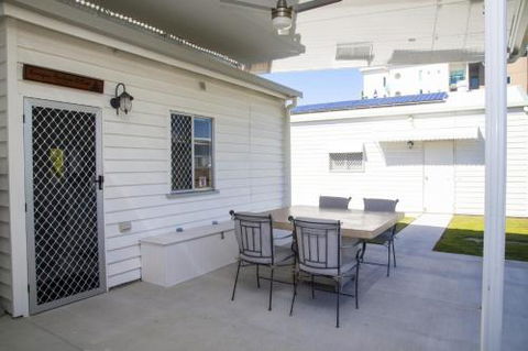 Urangan Harbour Cottage - Accommodation QLD 5