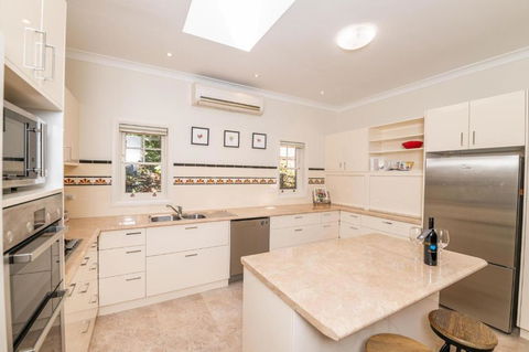 Hillside Cottage ? Comfy Spacious Walk To CBD & Stannies - Accommodation QLD 5