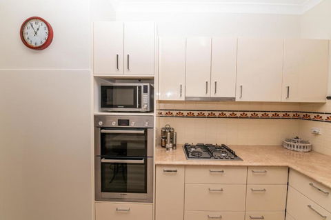 Hillside Cottage ? Comfy Spacious Walk To CBD & Stannies - Accommodation QLD 3