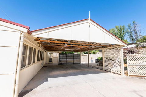 Hillside Cottage ? Comfy Spacious Walk To CBD & Stannies - Accommodation QLD 6