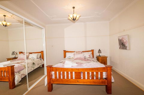 Hillside Cottage ? Comfy Spacious Walk To CBD & Stannies - Accommodation QLD 2