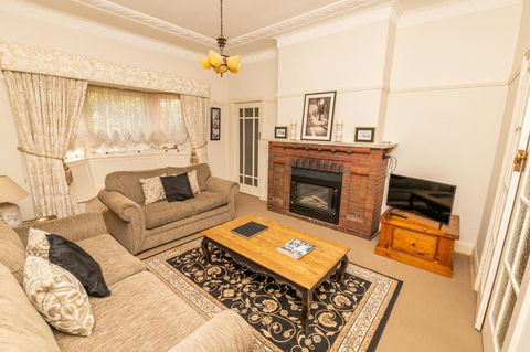 Hillside Cottage ? Comfy Spacious Walk To CBD & Stannies - Accommodation QLD 1