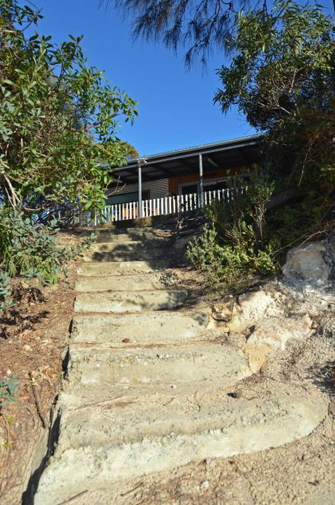 CDC 625 Beach House Incl.rear 2BR Studio - Accommodation QLD 2