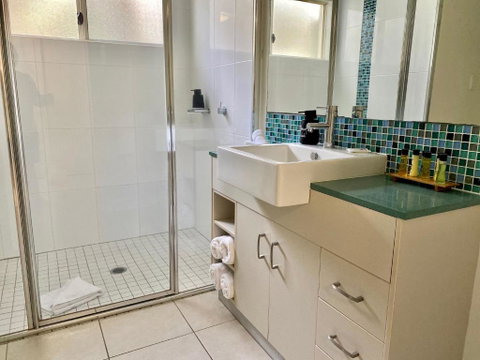 Lagoons Swim Out 2 Bedroom - Accommodation QLD 1
