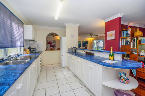 Cloud 9 Cliff Top Eagle Heights - Accommodation QLD 4