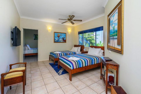 Cloud 9 Cliff Top Eagle Heights - Accommodation QLD 6