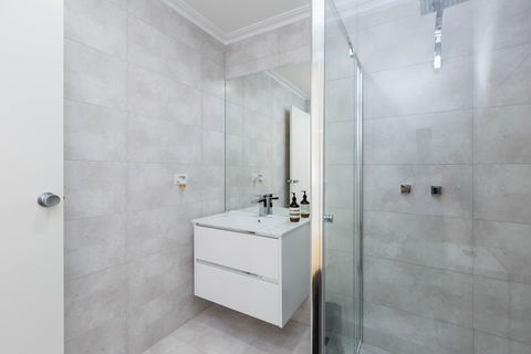 ROLAND, 1BDR Melbourne Apartment - Accommodation QLD 6