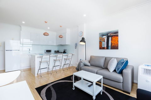 ROLAND, 1BDR Melbourne Apartment - Accommodation QLD 3