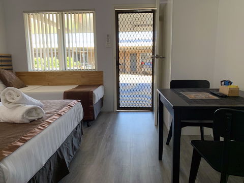 Baths Motel - Accommodation QLD 6