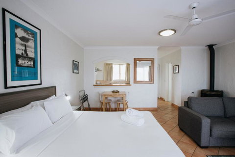 Canal Rocks Beachfront Apartments - Accommodation QLD 3