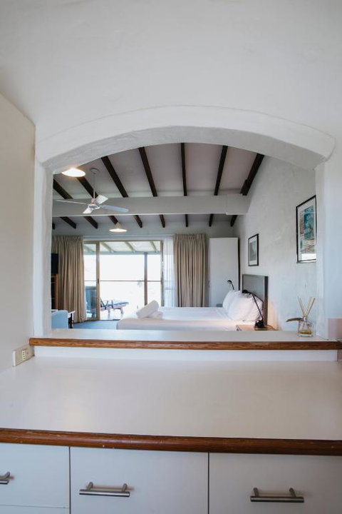 Canal Rocks Beachfront Apartments - Accommodation QLD 2