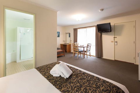 Advance Motel - Accommodation QLD 4