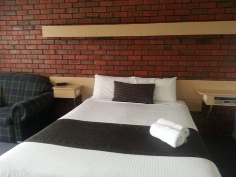 Big Valley Lakeside Paradise Motor Inn - Accommodation QLD 4