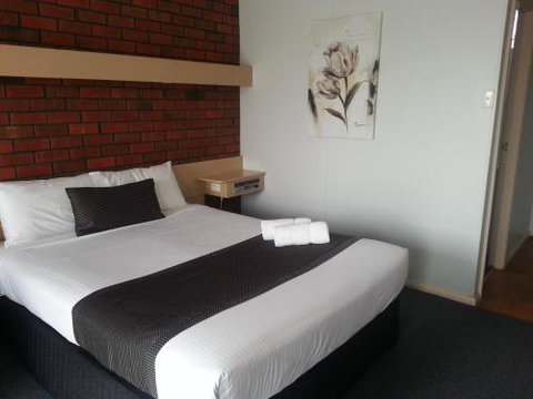Big Valley Lakeside Paradise Motor Inn - Accommodation QLD 2