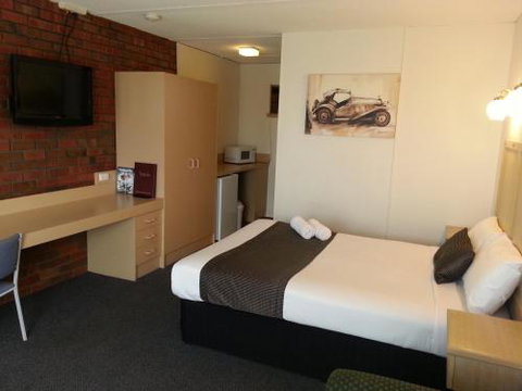 Big Valley Lakeside Paradise Motor Inn - Accommodation QLD 1