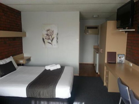 Big Valley Lakeside Paradise Motor Inn - Accommodation QLD 5