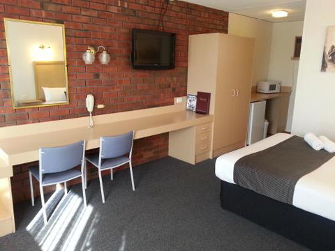 Big Valley Lakeside Paradise Motor Inn - Accommodation QLD 3