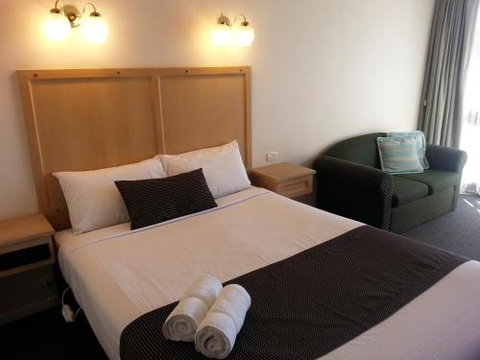 Big Valley Lakeside Paradise Motor Inn - Accommodation QLD 6