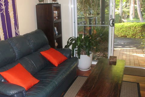 Azura Beach House B&B - Accommodation QLD 4