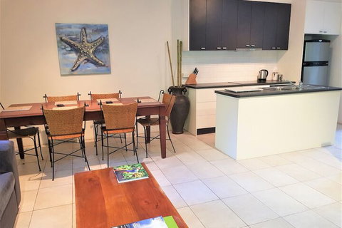 Coral Sea Villas - Accommodation QLD 3