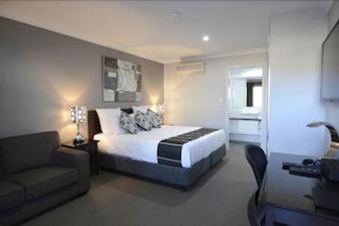 Aastro Dish Motor Inn - Accommodation QLD 4