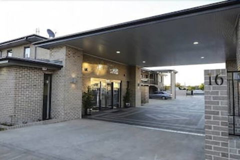 Aastro Dish Motor Inn - Accommodation QLD 1