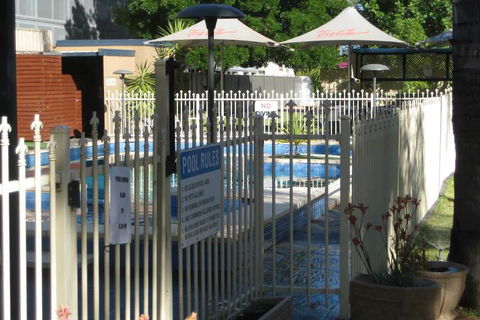 Sandors Motor Inn - Accommodation QLD 2