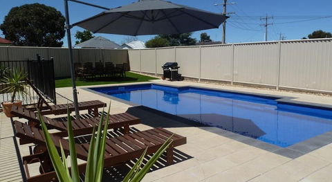 Ploughmans Motor Inn - Accommodation QLD 6