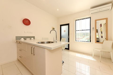 Hobart Lodge - Accommodation QLD 6