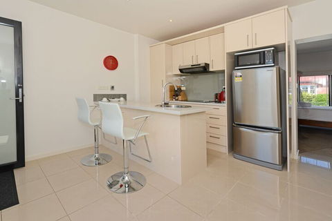 Hobart Lodge - Accommodation QLD 2