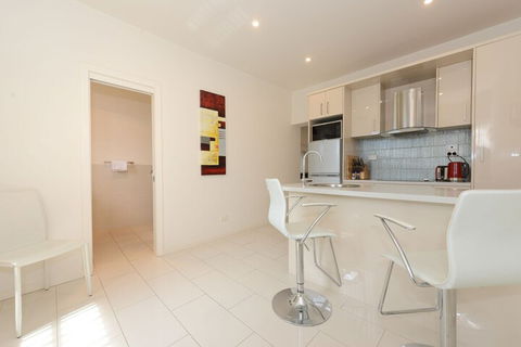 Hobart Lodge - Accommodation QLD 0