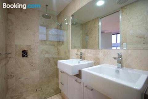 Villa One On Murphy Luxury Holiday Villa - Accommodation QLD 3