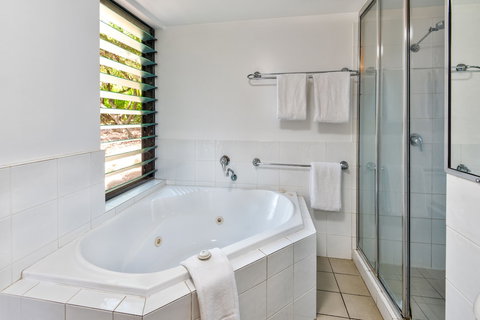 Oasis 1 Hamilton Island 2 Bedroom Apartment In Central Location With Golf Buggy - Accommodation QLD 5