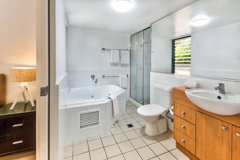 Oasis 1 Hamilton Island 2 Bedroom Apartment In Central Location With Golf Buggy - Accommodation QLD 3